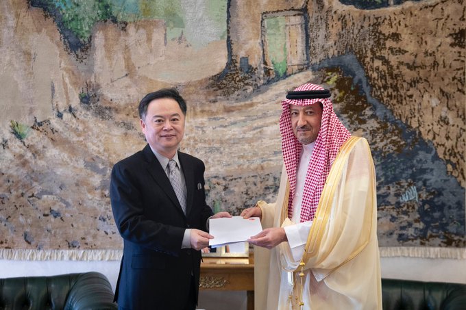 الملك سلمان يتلقى رسالة خطية من رئيس الصين