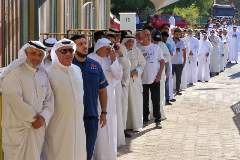 بلومبرغ الكويت تخرج من الجمود السياسي قريبًا