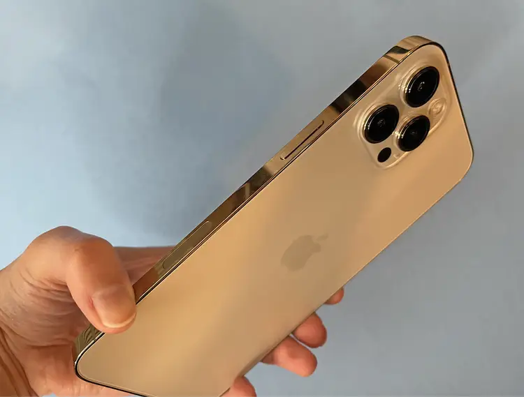 مقارنة بين iPhone 12 pro Max و iPhone 14 plus 