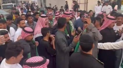 أمير الشمالية يحتفل مع المواطنين بفوز المنتخب السعودي