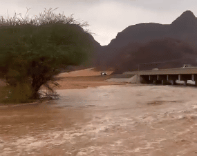 لقطات لجريان السيول في العلا بعد هطول أمطار غزيرة