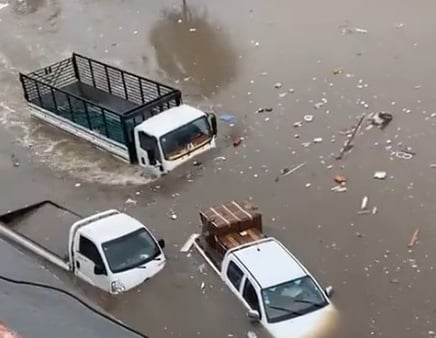 شاحنة تسبح في بركة مياه بحي أسواق الصواريخ جنوب جدة