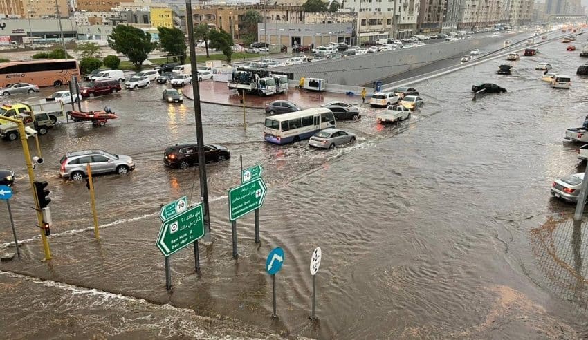 محلل طقس: أهل جدة قد يسمعون صلوا في رحالكم الليلة