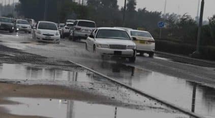 أمطار الكويت تغلق الشوارع الداخلية في بعض المناطق