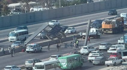 عودة انسيابية المرور بعد سقوط لوحة إرشادية بطريق الدمام – الخبر