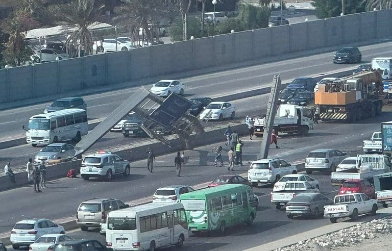 عودة انسيابية المرور بعد سقوط لوحة إرشادية بطريق الدمام – الخبر