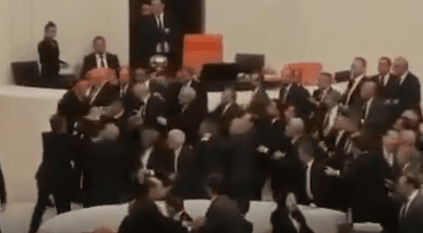 نقل نائب للمستشفى بعد مشاجرة بالأيدي داخل البرلمان التركي