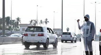 لقطات توثق جهود رجال المرور أثناء هطول الأمطار في جدة