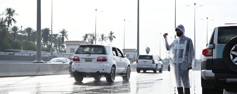 لقطات توثق جهود رجال المرور أثناء هطول الأمطار في جدة