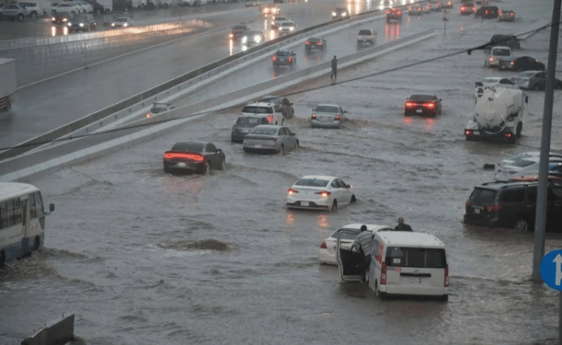 الحالة المطرية على جدة لا علاقة لها بالاستمطار