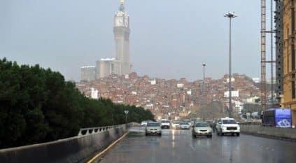 الأرصاد تنبه أهالي مكة والباحة : أمطار ورياح نشطة تحد الرؤية