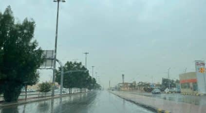 لقطات لهطول أمطار غزيرة مصحوبة بحبات البرد على الرياض