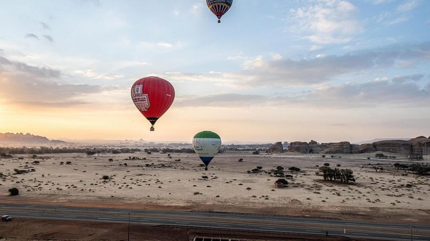 مناطيد العلا .. مغامرة تعانق السحاب