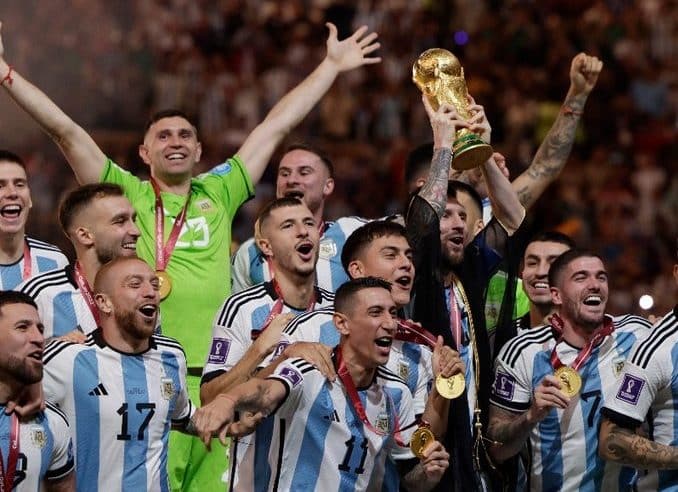 فيفا: الخسارة أمام السعودية كانت فألًا حسنًا على الأرجنتين