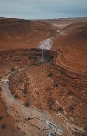 جبال طويق تتلألأ بحبات المطر