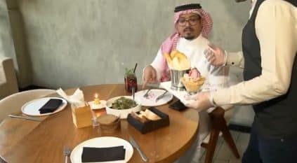 شاب سعودي يتخذ من هواية تذوُّق الطعام وظيفة له