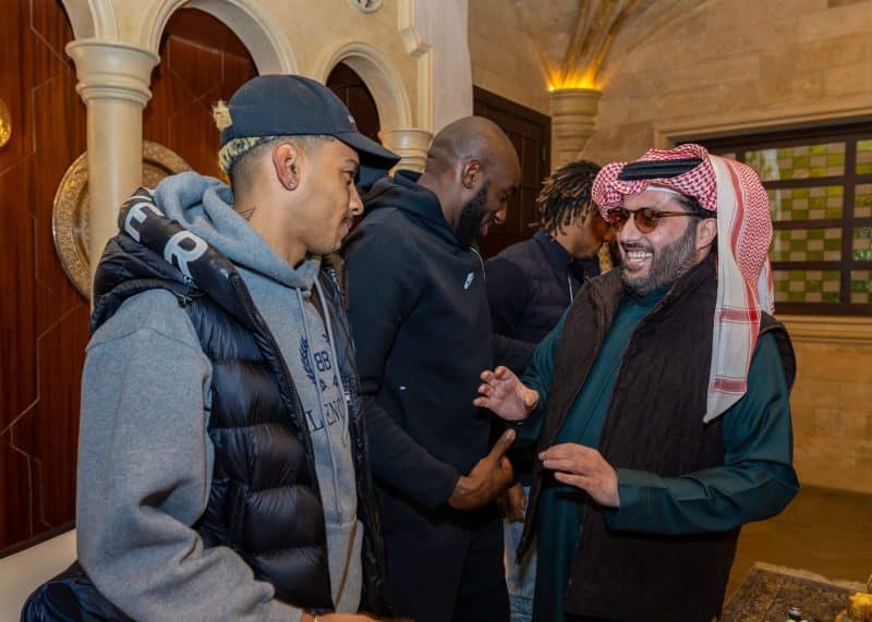 تركي آل الشيخ يستقبل نجوم فريق موسم الرياض