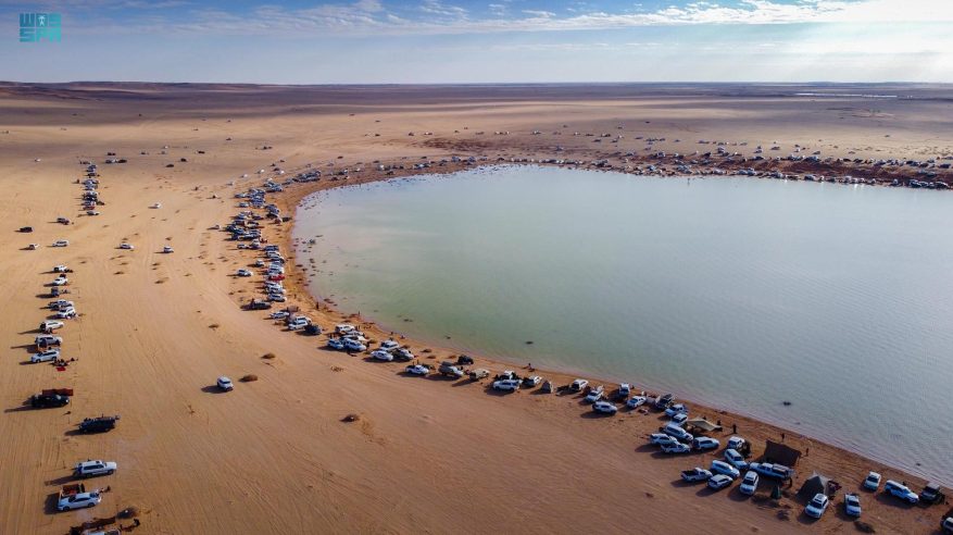 أهالي القصيم يستمتعون بمشاهدة بحيرات وادي الرمة