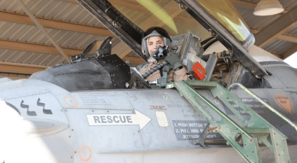 لقطات لأول أردنية تقود مقاتلة إف 16