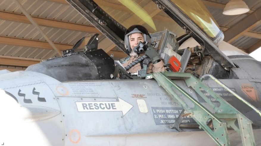 لقطات لأول أردنية تقود مقاتلة إف 16