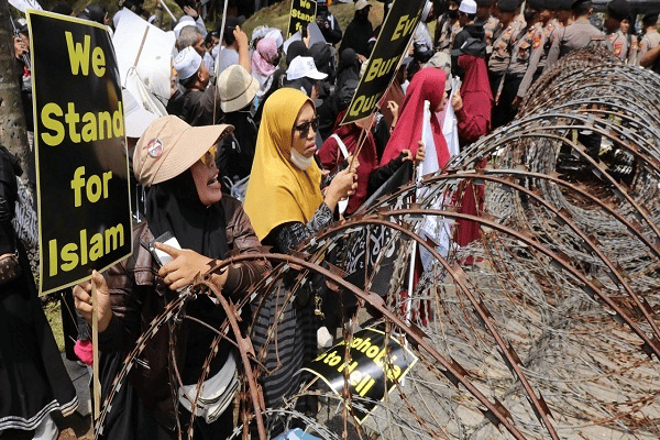 إندونيسيون يحتجون على حرق المصحف بالسويد وهولندا