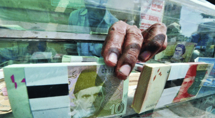تحديات متتالية تضرب الاقتصاد الباكستاني في العمق