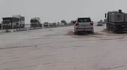 مياه الأمطار تغمر طريق الساحل “جدة – الليث”