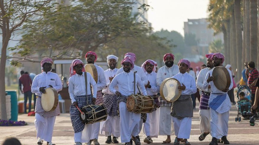 العروض الفلكلورية تلفت اهتمام زوار مهرجان الكتاب والقراء بالشرقية