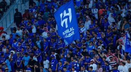 جماهير الهلال تحتفل بالتأهل خارج ملعب الثمامة