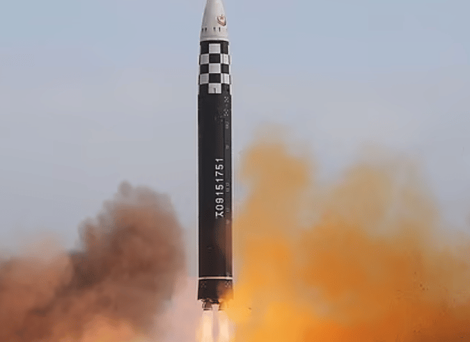 روسيا تطلق صاروخًا باليستيًا عابرًا للقارات لا يُقهر