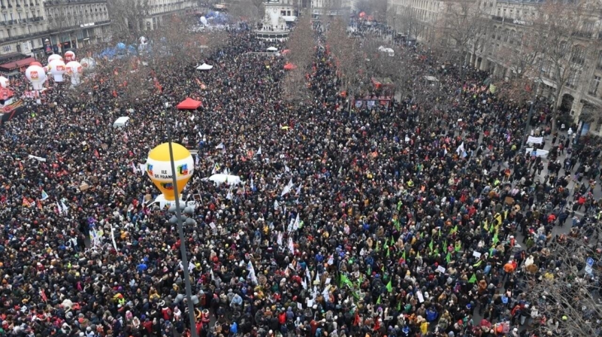 عشرات الآلاف يحتجون لرفع سن التقاعد بباريس