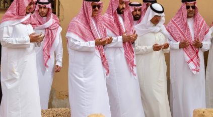 ولي العهد يزور قبر أحمد بن سلمان وفهد بن سلمان والأميرة سلطانة السديري