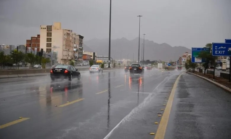 تنبيه لأهالي الرياض وعسير: أمطار غزيرة حتى الـ 10 مساءً