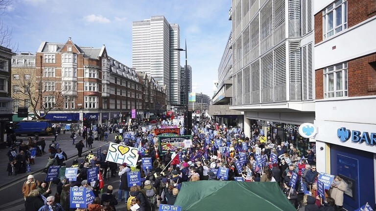 احتجاجات في بريطانيا تضامنا مع العاملين في الرعاية الصحية