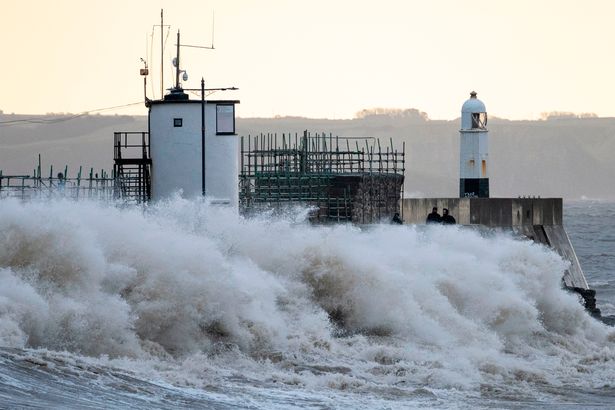 العاصفة ماتيس تضرب بريطانيا وتترك الآلاف دون كهرباء