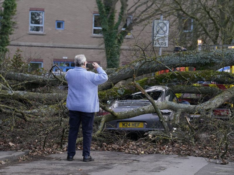 العاصفة ماتيس تضرب بريطانيا وتترك الآلاف دون كهرباء (2)