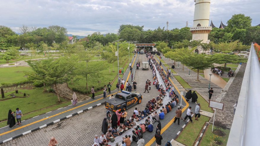 الشؤون الإسلامية تحطم الرقم القياسي بأطول مائدة إفطار في إندونيسيا بطول 1200 متر