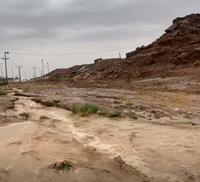 لقطات للأمطار الغزيرة وجريان السيول بالجوف