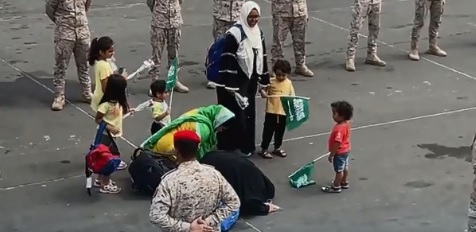 الرعايا القادمون من السودان يسجدون لله شكرًا بعد وصولهم جدة