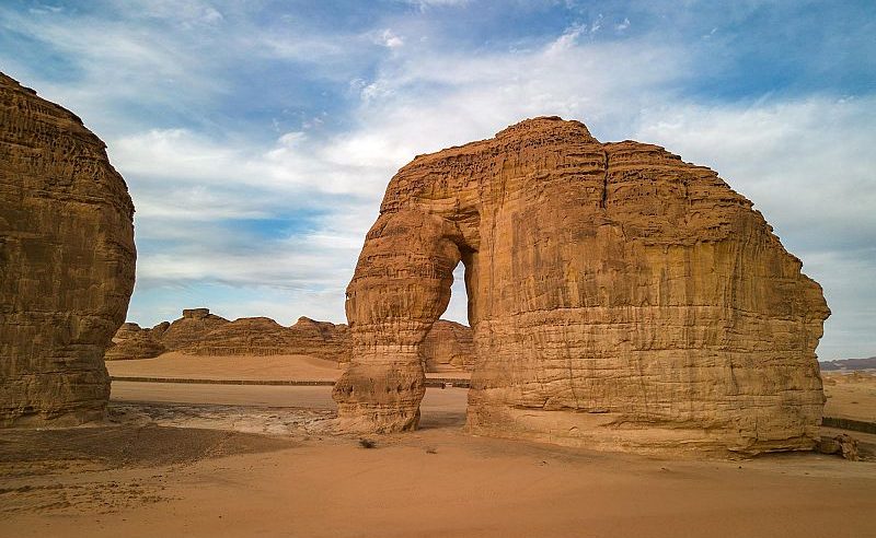 “جبل الفيل”..معلم سياحي فريد يجذب زوار العلا