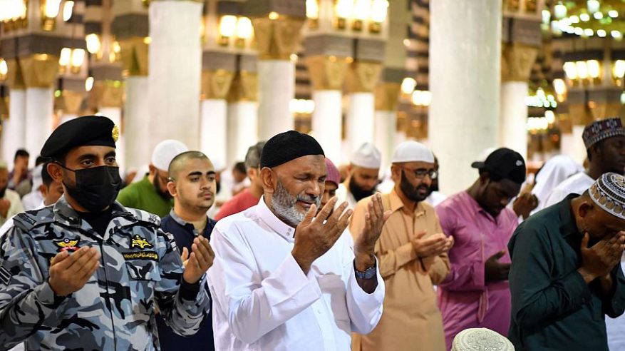 زوار المسجد النبوي يحيون ليلة 28 رمضان وسط أجواء مفعمة بالسكينة