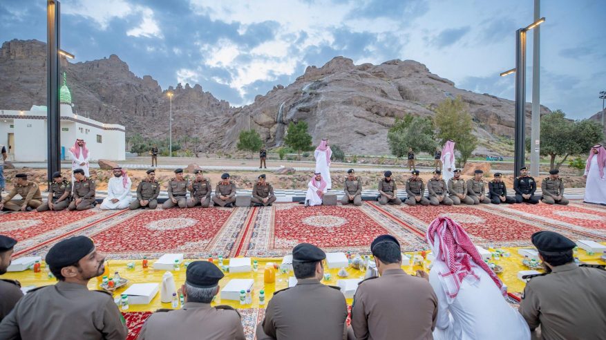 نائب أمير حائل يشارك رجال الأمن وجبة الإفطار بالميدان