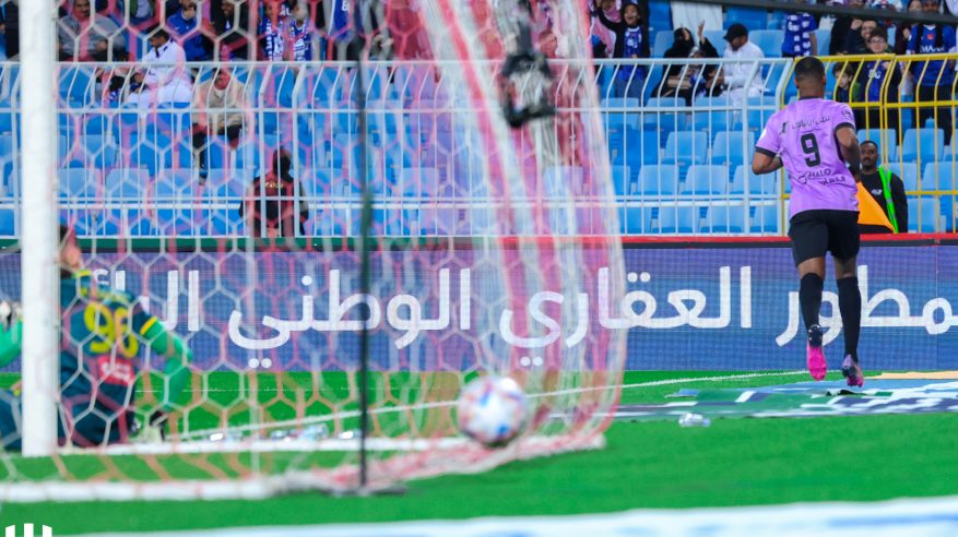 الهلال يتفوق على الخليج بثنائية إيجالو في الشوط الأول