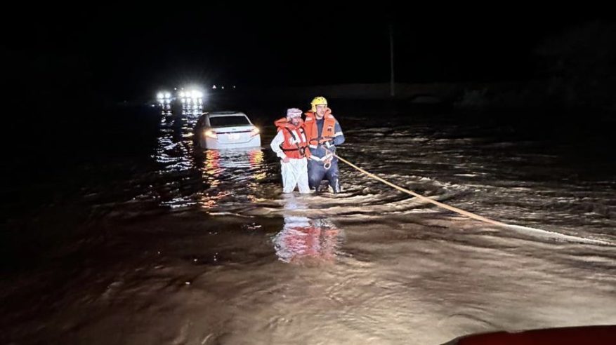 إنقاذ 3 أشخاص احتجزوا في سيل داخل مركباتهم بـ الدوادمي