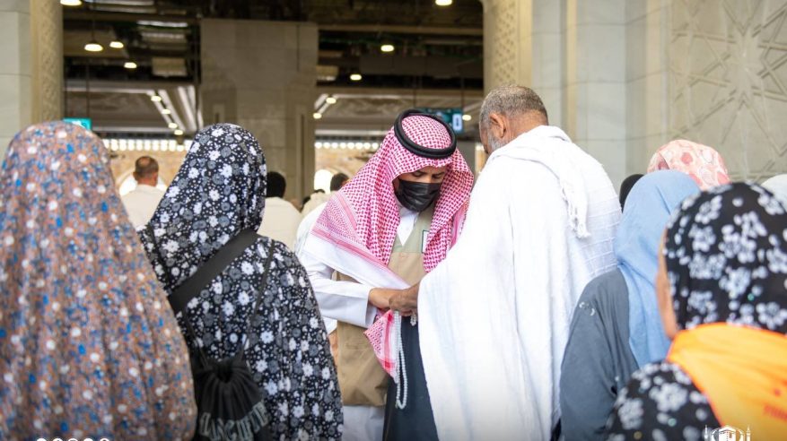 1028 موظفًا على أبواب المسجد الحرام لخدمة الزائرين