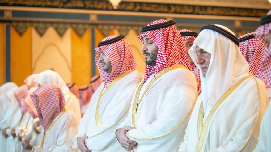 محمد بن سلمان يؤدي صلاة عيد الفطر في المسجد الحرام