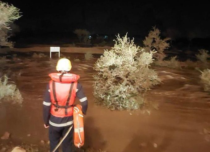 إنقاذ شخص احتجز داخل مركبته في سيل بحريملاء