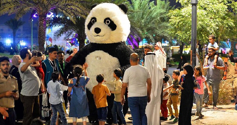  احتفالات الأطفال وكبار السن بالعيد في المدينة المنورة