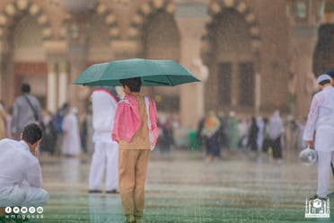 لقطات لزخات المطر محملة بنسائم الخير داخل المسجد النبوي