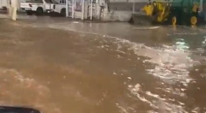 مشاهد لمياه الأمطار تغرق شوارع عفيف
